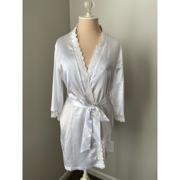 Bridal Robe with Lace and faux Silk - Picture 9 of 12